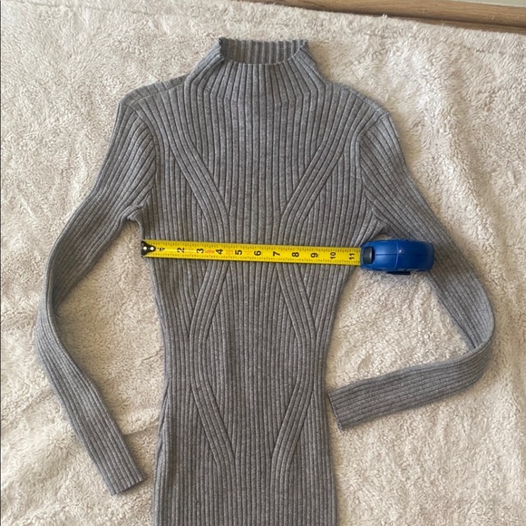 Elegant Ribbed Knit Dress - Picture 4 of 8
